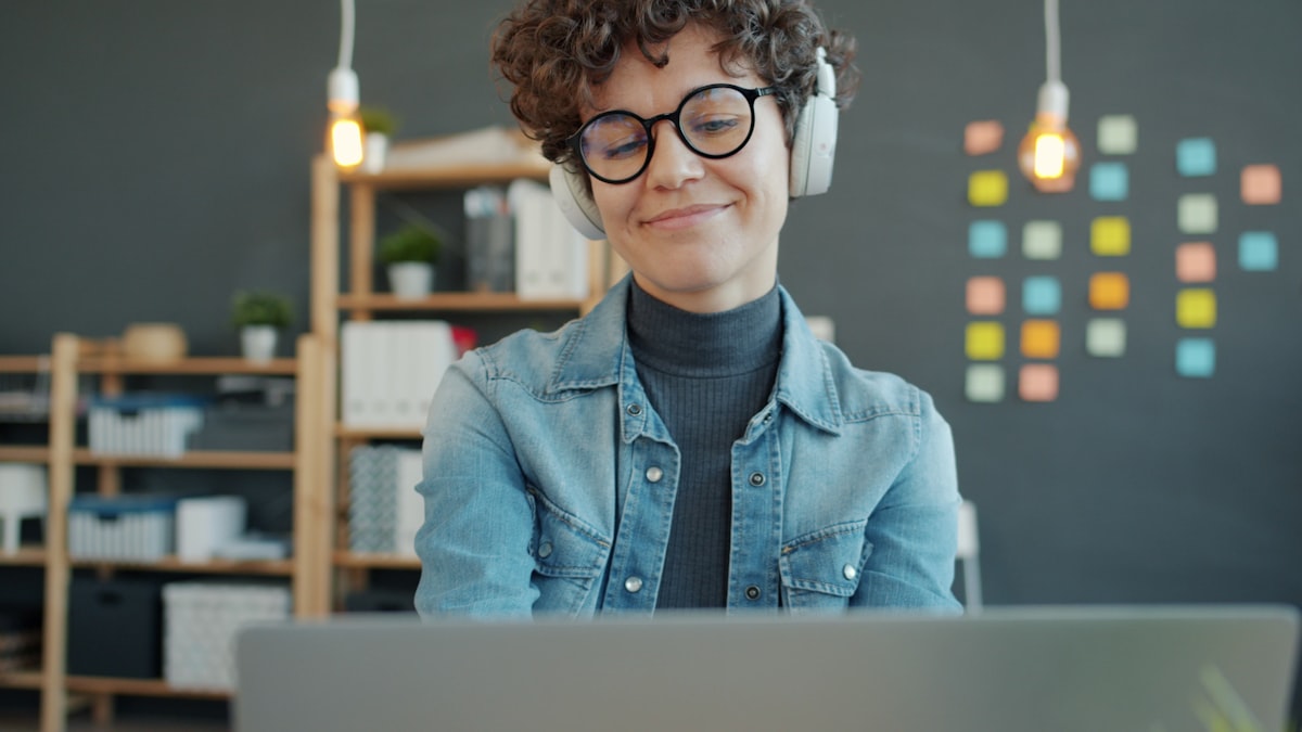 A learner listens attentively during an online lesson.